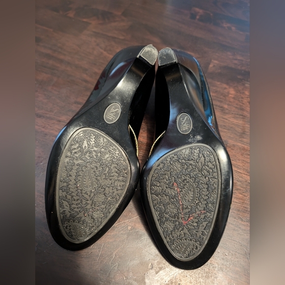 SOFFT Women's 7M Black Patent Leather Peep Toe Pumps with Faux Button Detail EUC - Picture 4 of 5